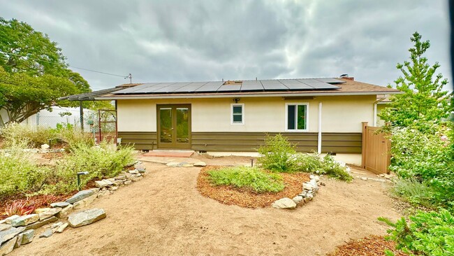 Building Photo - Lovely & Freshly Updated, Remodeled, Paint...