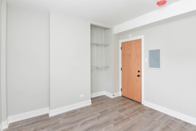 Building Photo - 508 W Belmont Ave