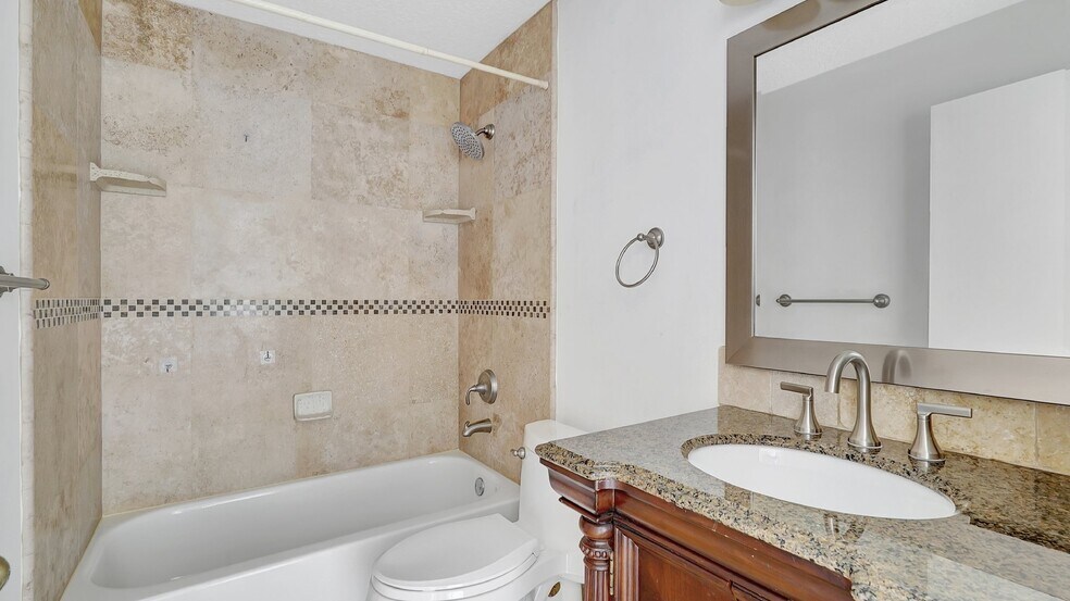 Building Photo - 1044 SE 6th Ct