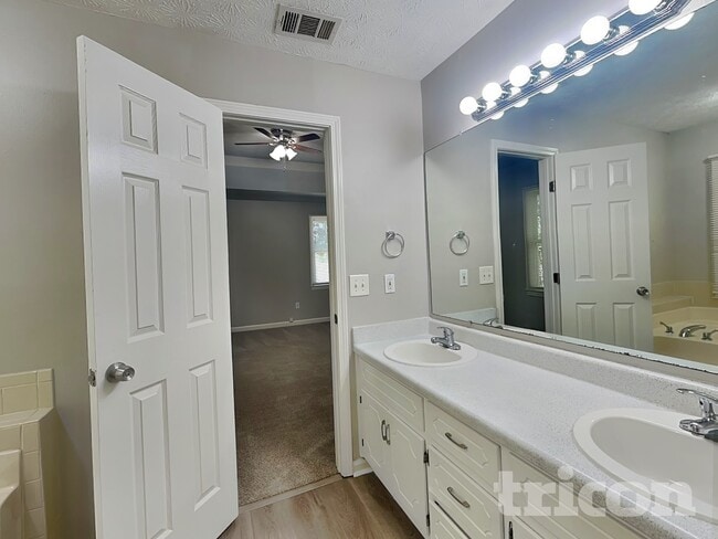 Building Photo - 60 Beaverdam Ct