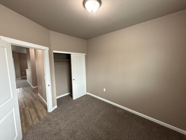 Building Photo - 4261 Hawthorne Ave NE