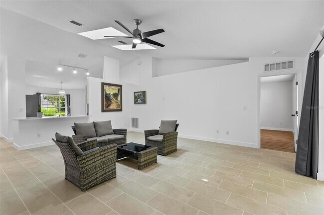 Building Photo - 64 Radcliffe Dr