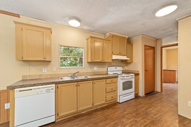 Building Photo - Spacious 3BR/2BA Home  Available Now!