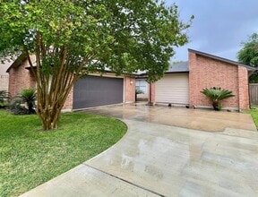 Building Photo - 2126 Collingsfield Dr