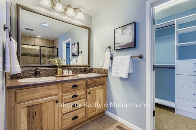 Building Photo - 3839 Donnington Cir