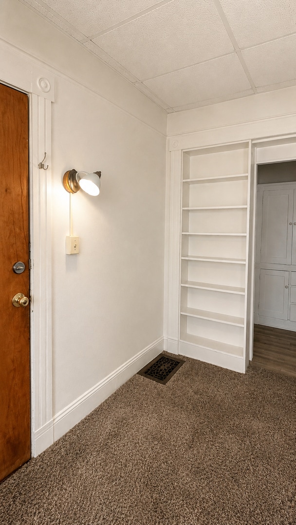 Interior Photo - 704STO
