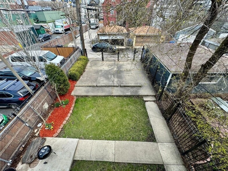 Building Photo - 1537 N Fairfield Ave