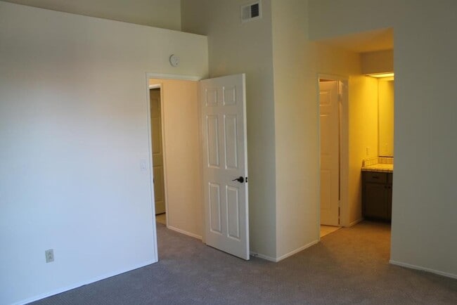 Building Photo - 3Bed/2.5Bath Townhome off Poinsettia!~ Briarwood