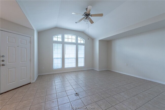 Building Photo - 1004 Crepe Myrtle Ct