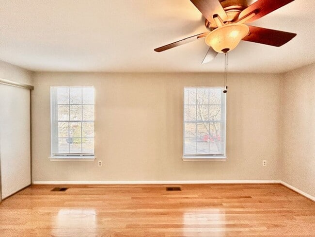 Building Photo - Spacious and bright 3BR/2.5BA townhouse with enclosed back patio