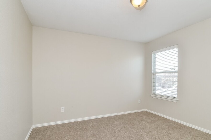 Building Photo - 1116 Oakcrest Dr