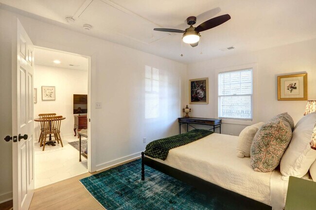 Building Photo - 306 E Victory Dr