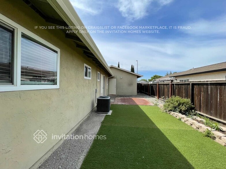 Building Photo - 1658 Ashwood Dr
