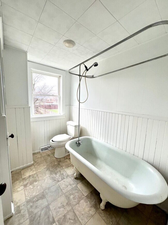 Building Photo - Spacious 3BR Home with Large Yard, Private Driveway & Storage