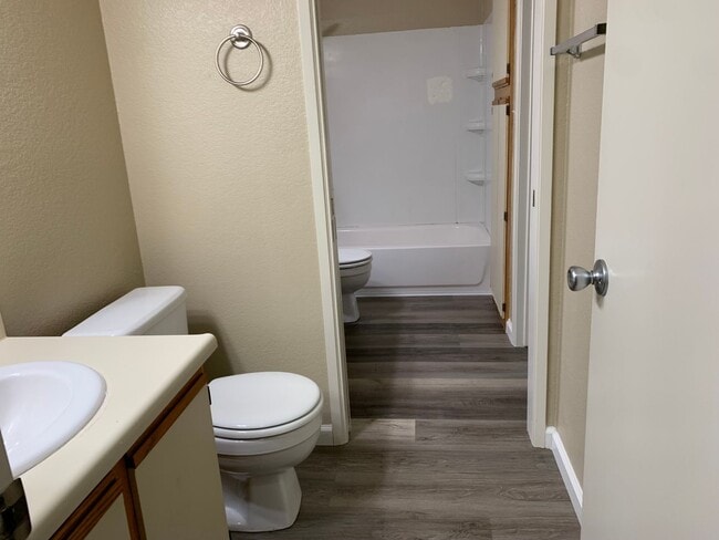 Building Photo - Ready for Move In! Townhome in Brentwood G...
