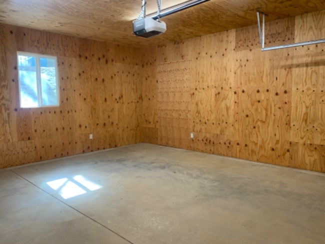 Building Photo - 1042 Squirrel Ln