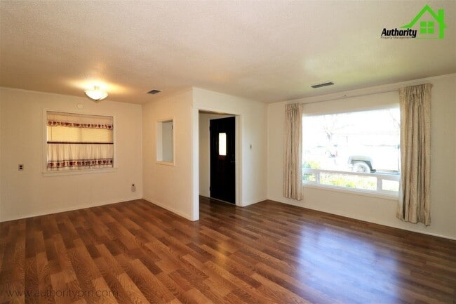 Building Photo - 1924 Sequoia St