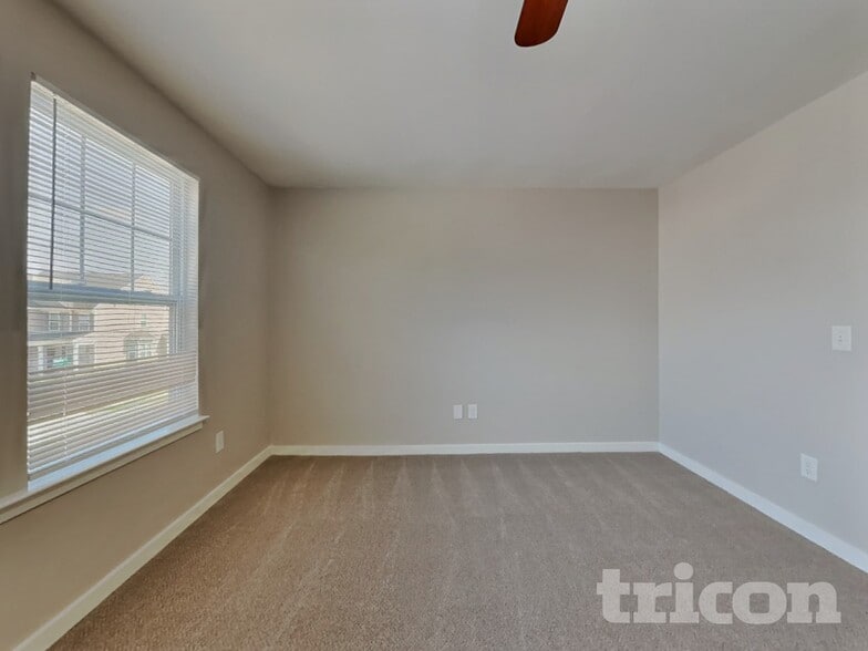 Building Photo - 513 Soaring St