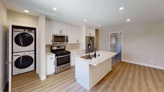 Building Photo - Newly Renovated, 7 BD 4 BR, Close to Campus!
