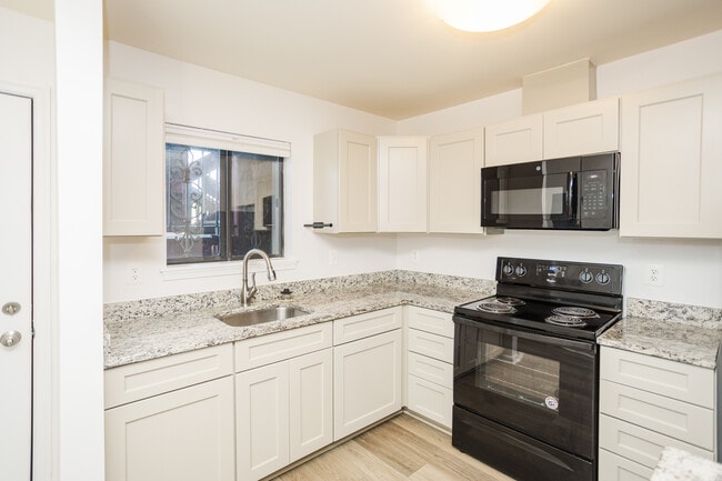 Building Photo - 2815 Lee Oaks Ct
