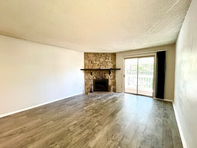 Building Photo - 2-Bedroom in Woodside Condos