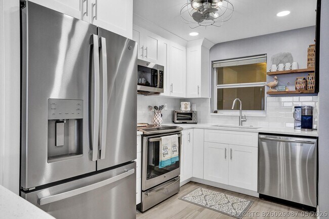 Building Photo - 1021 Hillsboro Mile