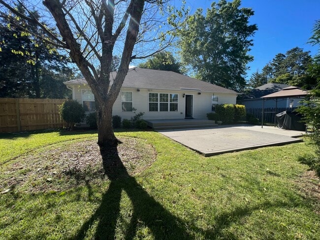 Building Photo - 305 Woodgreen Dr