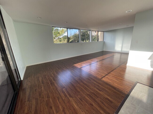 Building Photo - 2420 Torrey Pines Rd