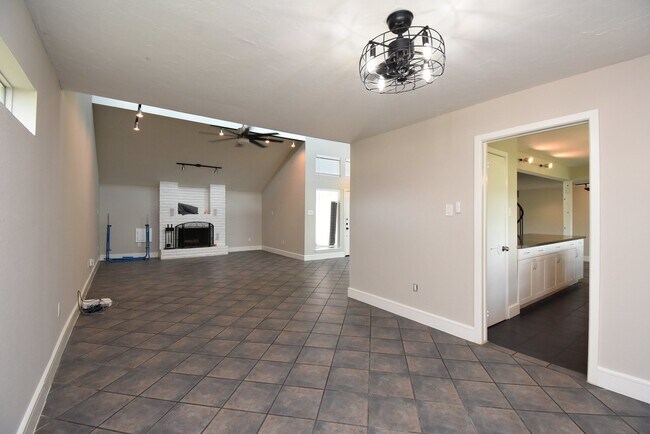 Building Photo - 6003 Long Leaf Dr