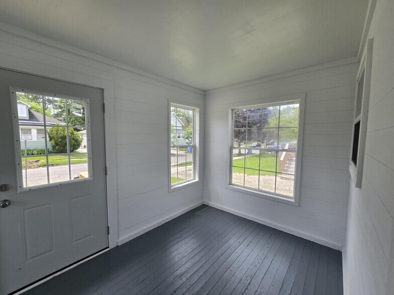 Three seasons room - 826 Clayton St
