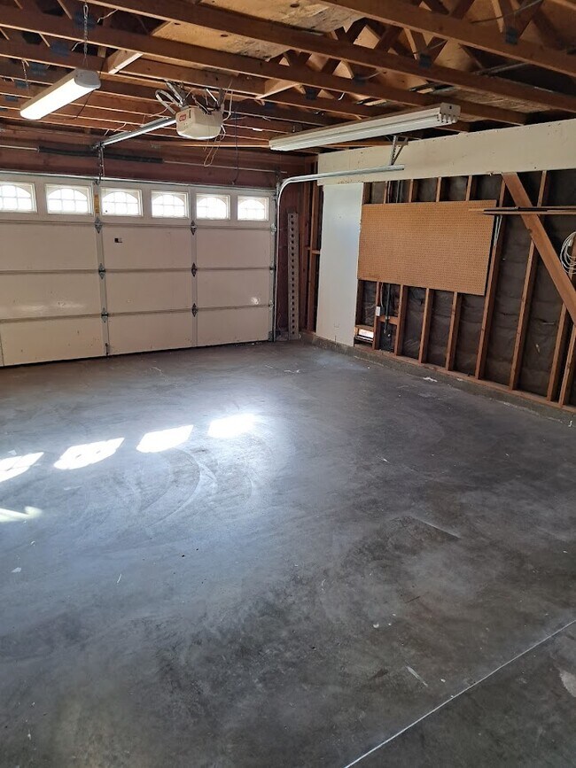 2 car Garage - 37727 Maureen St