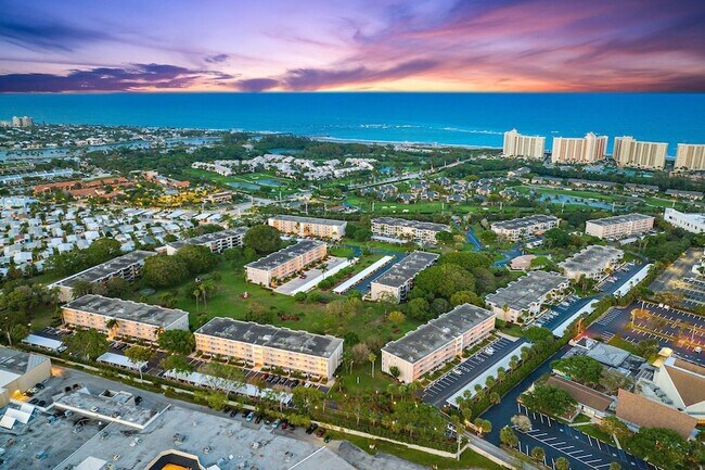 Building Photo - 300 N Hwy A1A