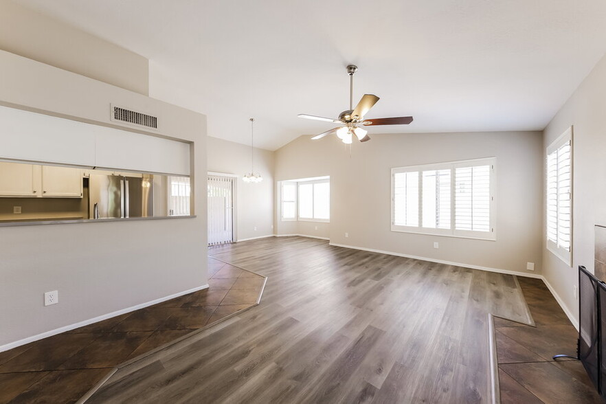 Building Photo - 8842 W Grovers Ave