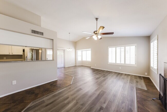 Building Photo - 8842 W Grovers Ave