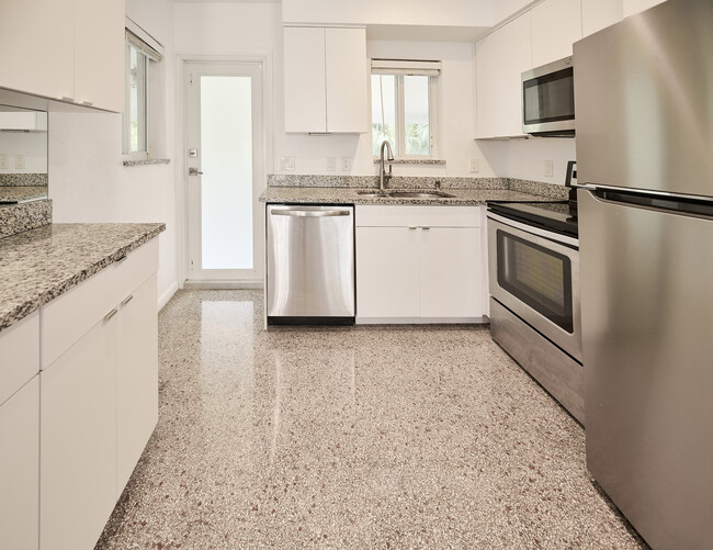 Building Photo - 532 NE 16th Ct