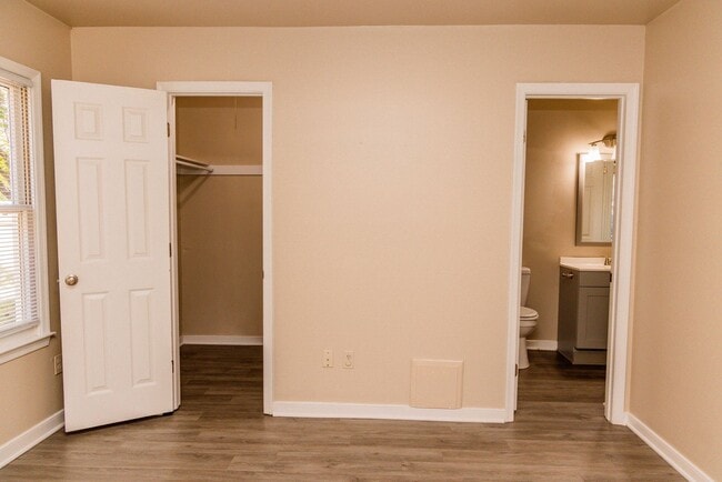 Building Photo - 3 Bedroom 2 Bath End Unit!