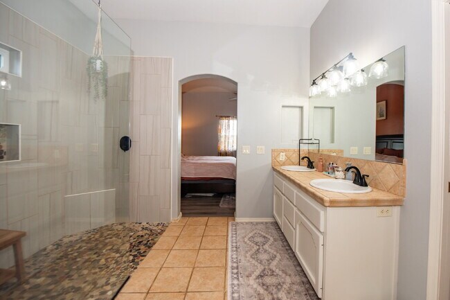 Building Photo - Spacious 3-Bedroom Oasis with Pool in Yuma...