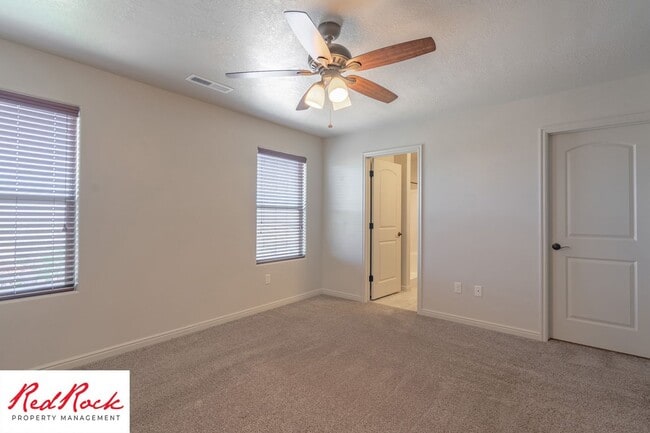 Building Photo - Lovely townhome with Community Pool!