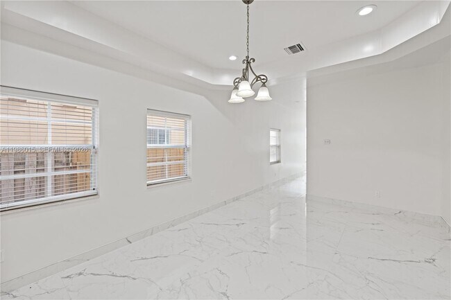 Building Photo - 819 SW 7th Ave