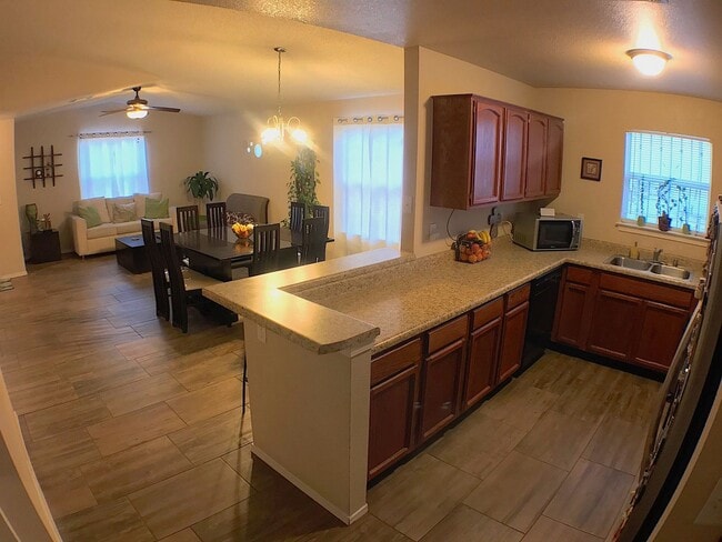 Building Photo - East El Paso 3bed/2bath Refrig A/C!