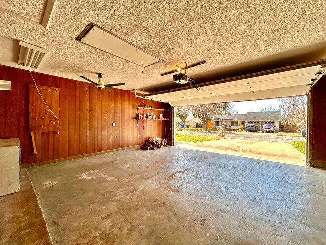 Building Photo - Warm & Inviting 3 Bed, 2 Bath Home with 2-Car Garage & Fireplace