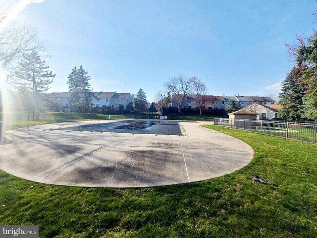 Building Photo - 404 Hopkins Ct