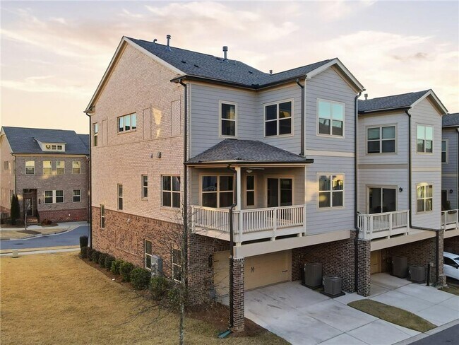 Building Photo - 318 Commons Ave