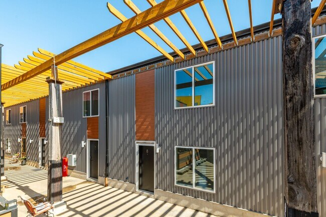 Building Photo - 3003 W Glenwood Ave