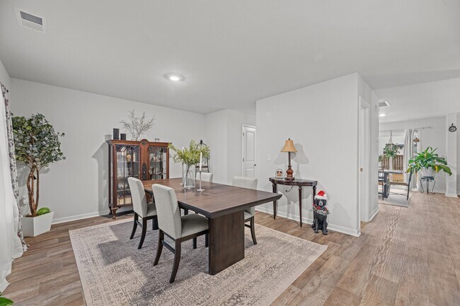 Building Photo - 301 Ginger Dr
