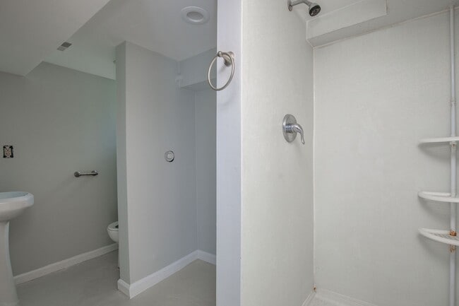 Building Photo - Adorable North Hampton House - Must See!