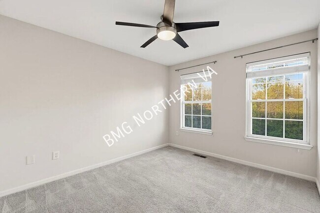 Building Photo - 1881 Crescent Park Dr