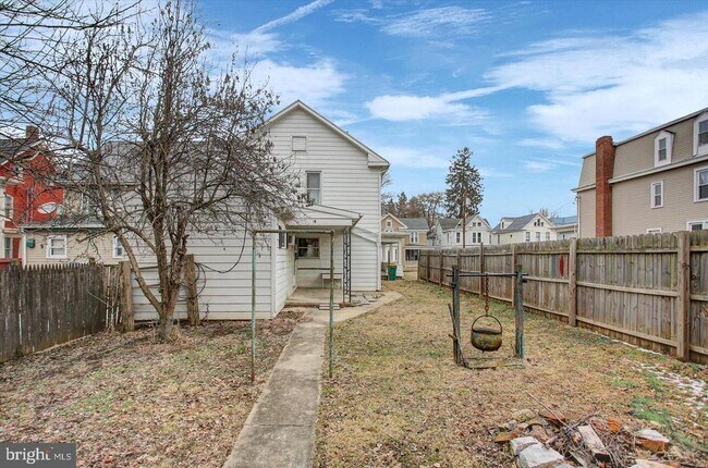 Building Photo - 230 W 2nd St