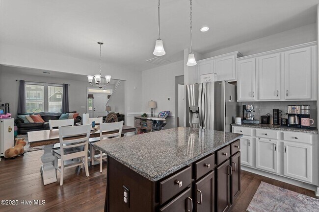 Building Photo - 2025 Alder Ln