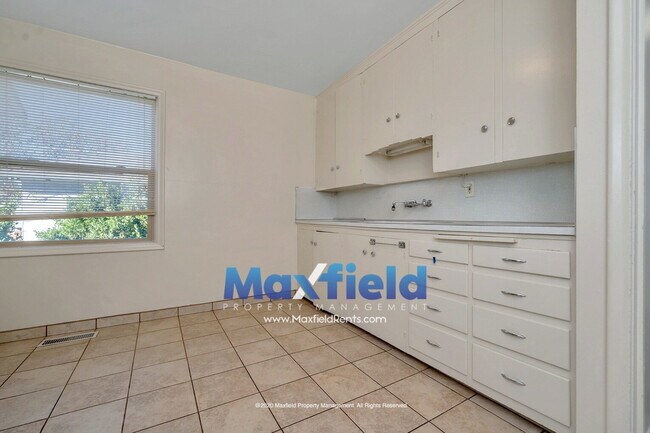 Building Photo - LEASE SPECIAL ! Sugarhouse Bungalow 2 BD 1 BA 1GA - 1500+ sq ft